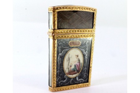  Estojo de utensílios em ouro com pintura de momentos religiosos sobre marfim